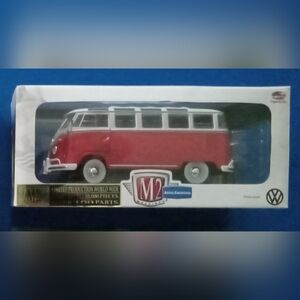 M2 Machines 1960 VW Microbus Deluxe USA Model Die-Cast Van